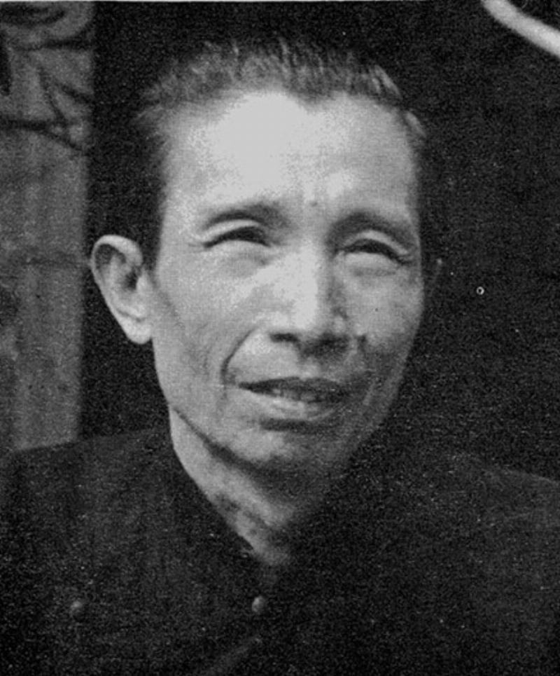 Một bó hoa hướng dương rực rỡ, những cánh hoa vàng tươi tắn xòe rộng, tượng trưng cho năng lượng mặt trời và sự lạc quan của người sinh ngày 19/8 cung Sư Tử.